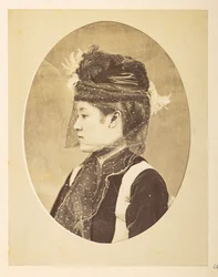 Donna giapponese in abito europeo, Immagine ovale; ritratto di profilo a mezzo busto di una giovane donna giapponese in abito europeo, con cappello e velo, Fotografo: Sconosciuto Collezione Lucas: Registro fotografico del giro del mondo di Charles James e