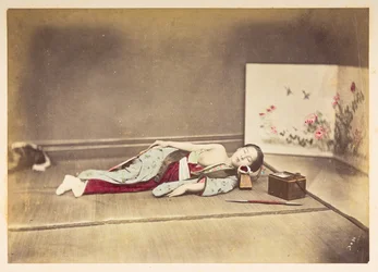 Donna giapponese addormentata, ritratto in studio di una giovane donna giapponese addormentata, con un seno scoperto e la testa appoggiata su un cuscino di legno, Fotografo: sconosciuto, Collezione Lucas: documentazione fotografica del giro del mondo di