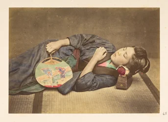 Donna giapponese che dorme, Ritratto in studio a tre quarti di una giovane donna giapponese che dorme, tenendo un ventaglio nella mano destra e con la testa appoggiata su un cuscino di legno, Fotografo: Sconosciuto Collezione Lucas: Registro fotografico d