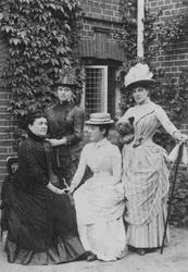 Jennie Jerome, poi Lady Randolph Churchill, con sua madre e sorelle