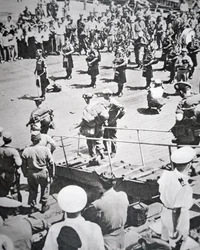 Pifferi scozzesi del 1º Battaglione Argyll e Sutherland Highlanders da HMS Ceylon a Pusan, 29 agosto 1950