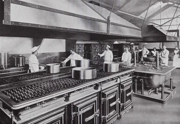 Cucina di un dipartimento governativo, HM Office of Works, con apparecchi a gas (foto b/n)
