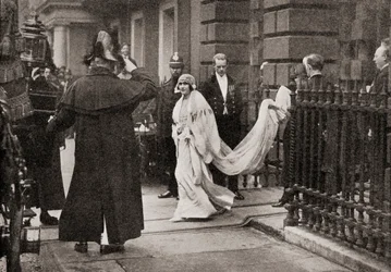 Lady Elizabeth Bowes Lyon in viaggio verso il suo matrimonio il 26 aprile 1923, con S.A.R. il Duca di York, poi Re Giorgio VI, da La Storia di Venticinque Anni, pubblicato nel 1935