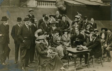 Ascoltando Sir James Barrie leggere The Admirable Crichton sul tetto di Wyndhams nel 1912