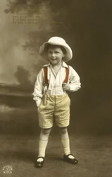 Bambino con bretelle rosse