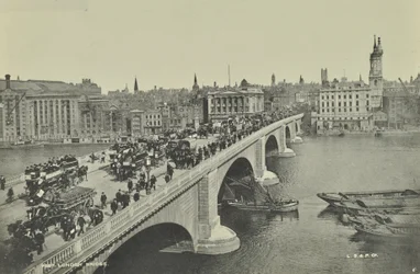 London Bridge: omnibus e carrozze trainate da cavalli, così come pedoni, attraversano il ponte, 1895