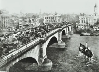 London Bridge: traffico trainato da cavalli sul ponte, 1895