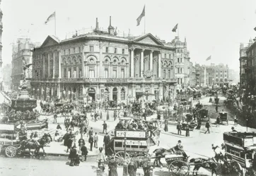 London Pavilion, Piccadilly Circus: vista est, 1895