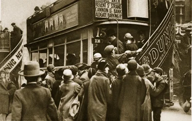 Londinesi che corrono per prendere un autobus su Ludgate Hill