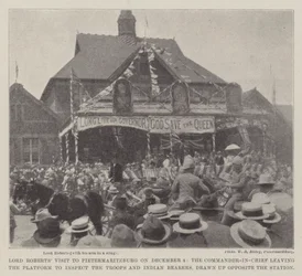 La visita di Lord Roberts a Pietermaritzburg il 4 dicembre, il Comandante in Capo lascia la piattaforma per ispezionare le truppe e i portatori indiani, schierati di fronte alla stazione