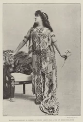 Madame Sarah Bernhardt come Cleopatra nel dramma di Victorien Sardou, al New English Opera House