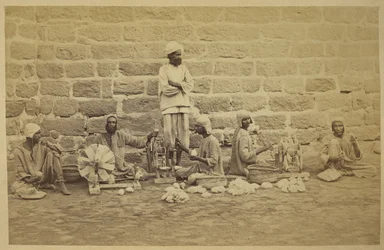 Prigionieri maschi che avvolgono cotone su ruote da filatura nella prigione di Karachi. c. 1873 160 mm x 250 mm Fotografo: Michie and Company Archaeological Survey of India Collections: India Office Series (Volume 52)