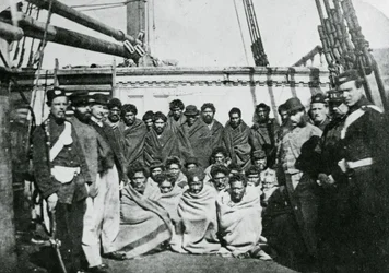 Prigionieri Maori a bordo di una nave prigione nel porto di Wellington