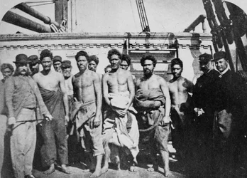 Prigionieri Maori a bordo di una nave prigione nel porto di Wellington