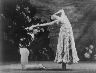 Maude Lloyd e Hugh Laing eseguono 