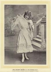 Miss Decima Moore, in La Vigilia del Matrimonio