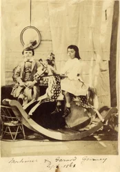 Mortimer e Gerard Gurney con il loro cavallo a dondolo