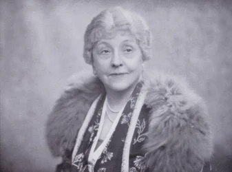Mrs Laura Henderson, proprietaria del Windmill Theatre, Piccadilly, Londra