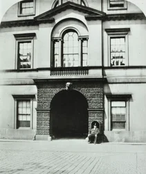 Northumberland House, Charing Cross, Westminster LB: cortile, 1880