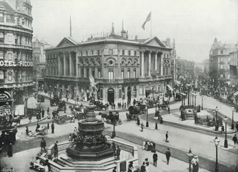Piccadilly Circus, con la Fontana Memoriale di Shaftesbury e il London Pavilion (foto in b/n)