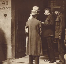 La polizia fa irruzione negli uffici della Soviet Trading Company (Arcos), 49 Moorgate, Londra, maggio 1927 (foto b/n)