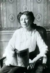 Ritratto di Christabel Pankhurst che legge una copia di The Suffragette c.1905