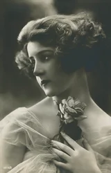 Ritratto di una bellissima giovane donna con una rosa