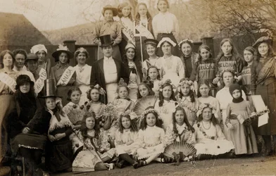 Ritratto di un gruppo di scolarette con i loro insegnanti vestiti con costumi del mondo