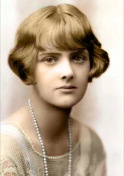 Ritratto della scrittrice Daphne du Maurier nel 1930