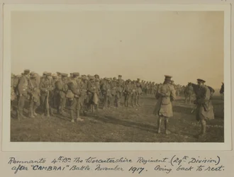 Resti del 4° Bn. Il Reggimento del Worcestershire (29ª Divisione) dopo la battaglia di CAMBRAI, novembre 1917, tornando a riposare
