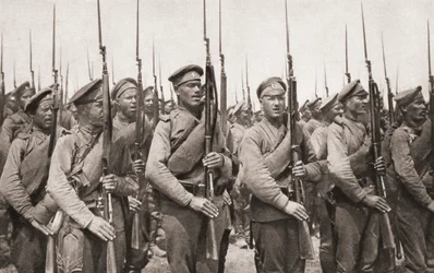 Fanteria russa in parata e presentazione delle armi durante la Prima Guerra Mondiale, da The Illustrated War News, 1915