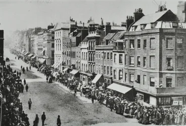 Saint Jamess Street: vista nord da Pall Mall, 1889