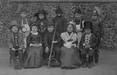Bambini in costume, Norfolk, inizio XX secolo