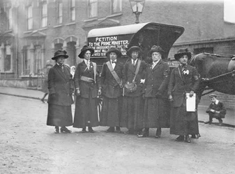 Le suffragette scozzesi arrivano a Londra per consegnare la petizione