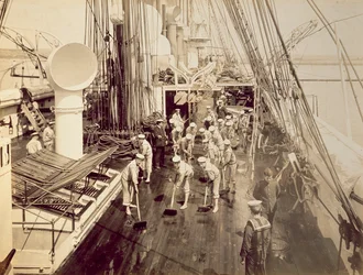 Pulizia del ponte della HMS Calliope