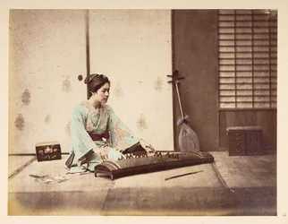 Ragazze che cantano [Giappone], Ritratto in studio di una giovane donna giapponese seduta su un tatami che suona uno strumento a corde, Fotografo: Sconosciuto Collezione Lucas: Registro fotografico del giro del mondo di Charles James e Morton P, Lucas