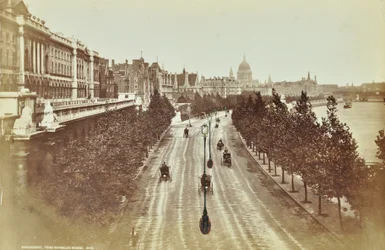 Somerset House, Victoria Embankment: vista nord da Waterloo Bridge, 1895