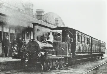 South Dock Station: una locomotiva a serbatoio a quattro ruote accoppiate alla stazione, 1880