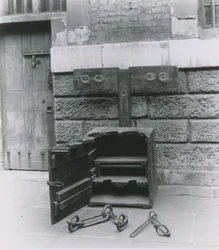 Ceppi e manette in mostra nella prigione di Newgate