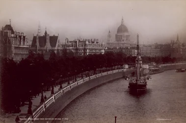 Embankment del Tamigi dal ponte di Waterloo