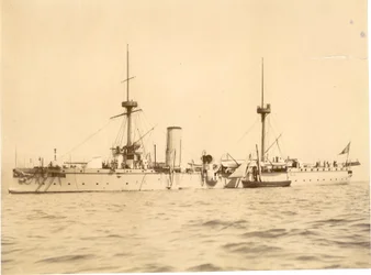 Il "Chih Yuan" ancorato al largo della costa sud a Hove, con una barca locale accanto, c.1886