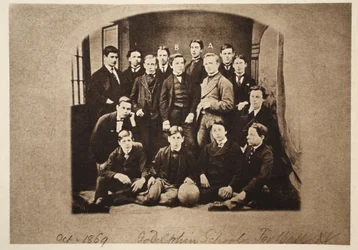 La squadra di calcio della Godolphin School, inclusi (a) Harry Wearne e (b) Sir Leander Starr-Jameson, 1869