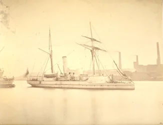 Il lato di dritta della cannoniera «Delta» ormeggiata nel fiume Tyne, c.1876