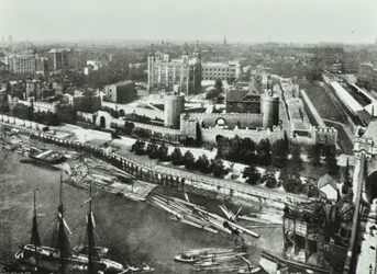 Torre di Londra, Tower Hill: da Tower Bridge, 1890