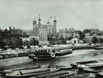 Torre di Londra, Tower Hill: dal fiume, 1895