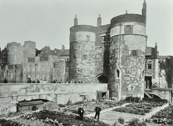 Torre di Londra, Tower Hill: le torri di Beauchamp e Byward, 1895