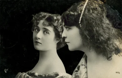 Due donne in posa (foto in b/n)