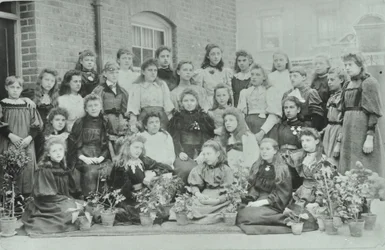 Classe sconosciuta di ragazze, 1896