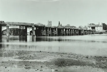 Vista dei vecchi e nuovi Putney Bridges con casa di essiccazione e chiesa di All Saints sullo sfondo, 1885