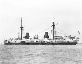 Vista della corazzata HMS Inflexible (varata nel 1876) raffigurata dopo la conversione a rig militare nel 1885